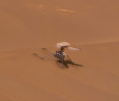 Марсоход Perservance сфотографировал вблизи завершивший свою миссию беспилотник Ingenuity. Из-за жесткой посадки у него повреждены лопасти